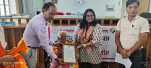 अंतर्राष्ट्रीय वृद्धजन दिवस पर वयोवृद्ध मतदाताओं का सम्मान