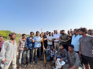 उपली ओडन में इंजीनियरिंग कॉलेज के पीछे 7 फीट लंबे अजगर का सरपंच पद के युवा दावेदार ने सूझबूझ से करवाया रेस्क्यू